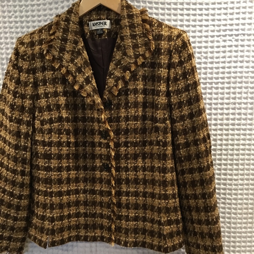 Kasper NWOT tweed jacket w/fringe. Size 8P.